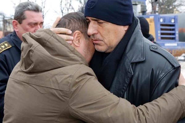 Бойко Борисов прегръща  кмета на Хитрино Нуридин Исмаил след  трагичния инцидент с избухналата цистерна, която отне живота на седем души.