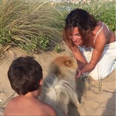 Диляна Попова и синът й Борил си играят с малко куче СНИМКА: Инстаграм