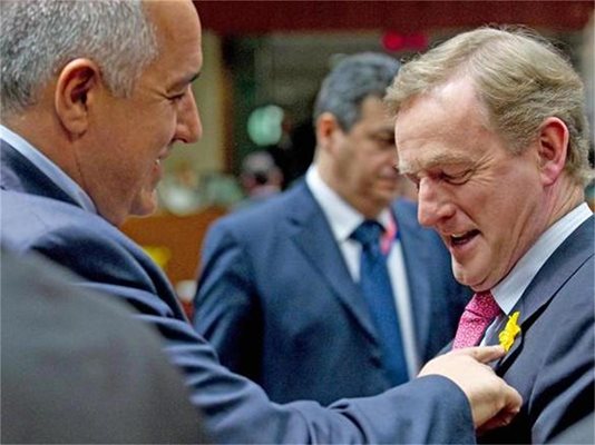 Премиерът Бойко Борисов разглежда нарцис, с който се е закичил ирландският му колега Енда Кени. Той е символ на благотворителна кампания за борба с рака.