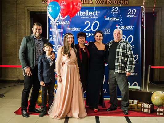 Ваня заедно с майка си, баща си, своя съпруг и децата си на 20-ия рожден ден на "Интелект"
