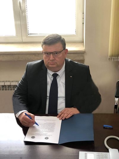 Сотир Цацаров си тръгва след 2 г. начело на комисията.