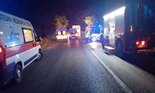 Трима загинали и 9 ранени след ужасяващ сблъсък на румънски автобус край Търново