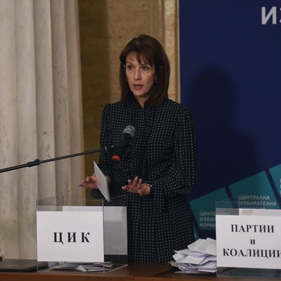 Председателят на ЦИК Камелия Нейкова не тегли номера на партии 
и коалиции, но обясни правилата на жребия.