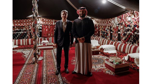 Държавният секретар на САЩ Антъни Блинкен на среща с принц Мохамед бин Салман в Саудитска Арабия. 

СНИМКА: РОЙТЕРС