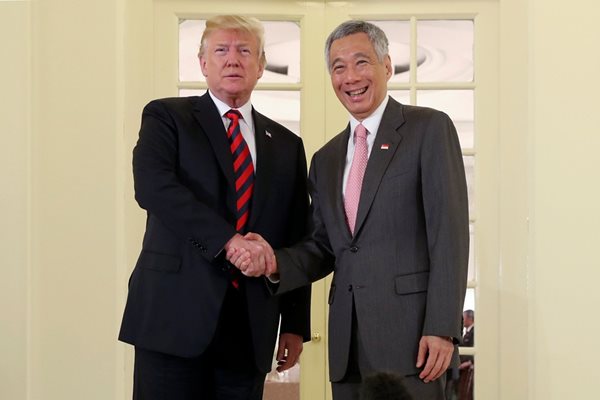 Доналд Тръмп се срещна днес в Сингапур с домакина си - сингапурския премиер Ли Сян Лун СНИМКА: Ройтерс