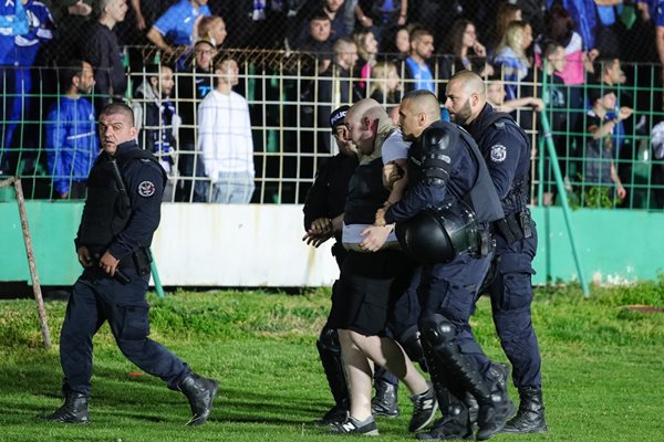 Фен се опита да съблече Цунами на стадион "Тича" и бе арестуван