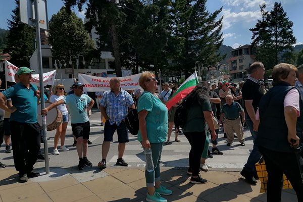 Жителите на Брезе настояват за изграждане на нов водопровод, канализация, нормални пътища и път до гробищния парк.