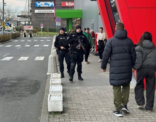 С охраната на обществени места по време на празниците са ангажирани близо 11 000 полицаи Снимка: Архив