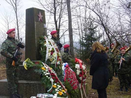 Паметта на разстреляните без съд и присъда ястребинци бе почетена с много цветя, бяха отдадени и военни почести.
