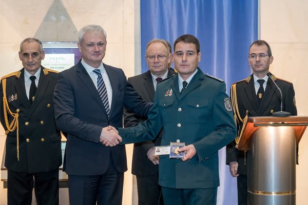 Деян Моллов (със зелената униформа) е новият шеф на Гранична полиция.
