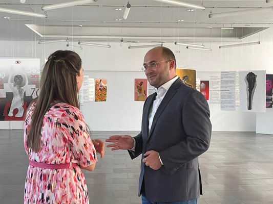 Председателят на Столичния общински съвет Георги Георгиев посети изложбата в Националната галерия Квадрат 500.
снимка: Фейсбук