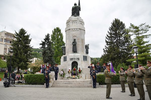 С военен ритуал паметникът "Майка България" бе отрупан с цветя