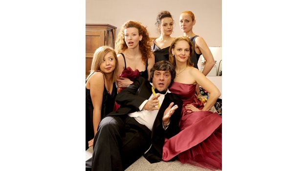 КОЛЕГИ: Джукелова заедно с колегите си от представлението "Пет жени с еднакви рокли".
