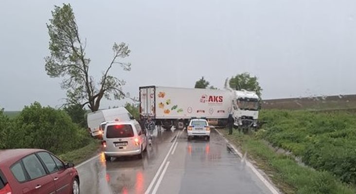 Вероятна причина за инцидента е превишена скорост и мократа настилка в района. Снимка: Р. Марчева, фейсбук.