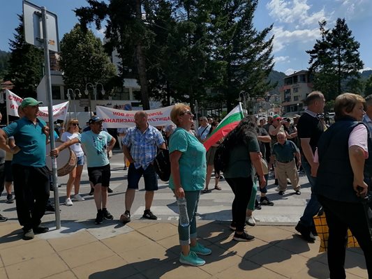 Жителите на Брезе настояват за изграждане на нов водопровод, канализация, нормални пътища и път до гробищния парк.