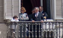 Кралски гости наблюдаваха събитието от балконите на двореца