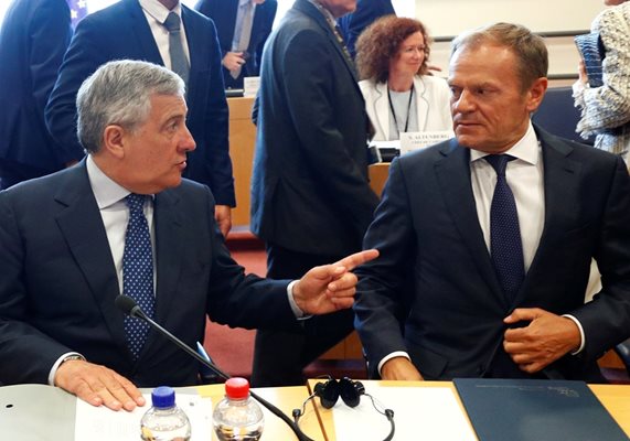Председателят на Европейския парламент Антонио Таяни и Доналд Туск разговарят в Брюксел.