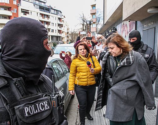 Шефката на Басейнова дирекция - Пловдив, Цветелина Кънева бе арестувана зрелищно на 24 февруари и отведена с белезници.

