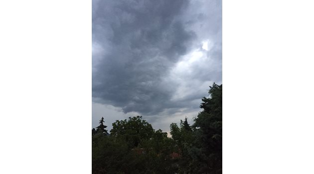 Кадър след бурята в София