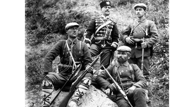 КОМИТА: Борис Дрангов (седналият вляво) е войвода в Илинденско-Преображенското въстание през 1903г.