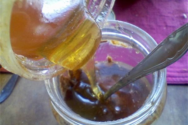Таханът е най-вкусан забъркан с мед в съотношение 2 към 1.