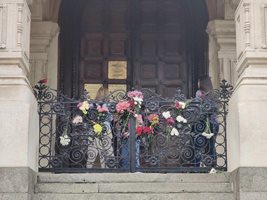 Вижте затворената руска църква в София, в двора й се събраха хора, оставят цветя (Снимки)