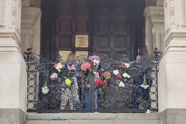 На вратите на руската църква в София е поставен катинар
