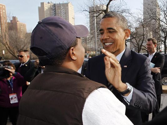 Обама благодари на доброволец за кампанията му в Чикаго.
СНИМКА: РОЙТЕРС