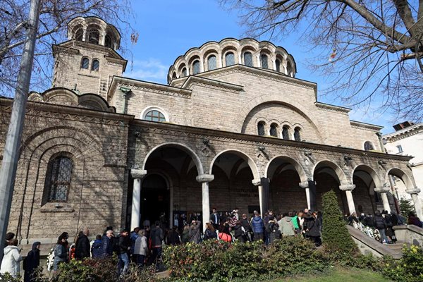 Опашката от богомолци пред църквата "Света Неделя" не секва вече часове.