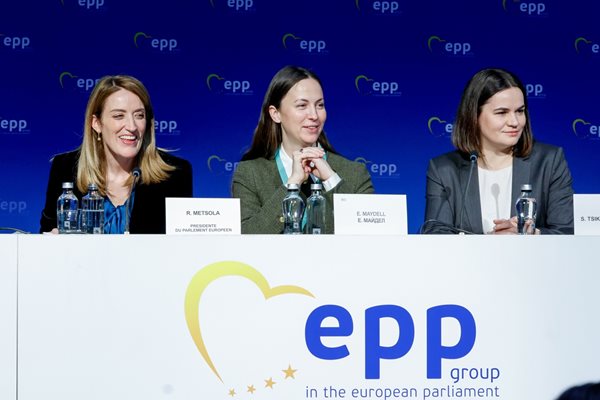 Eva Meidel with EP President Roberta Metzola and Belarusian opposition leader Svetlana Tikhanovskaya, who lives in exile.