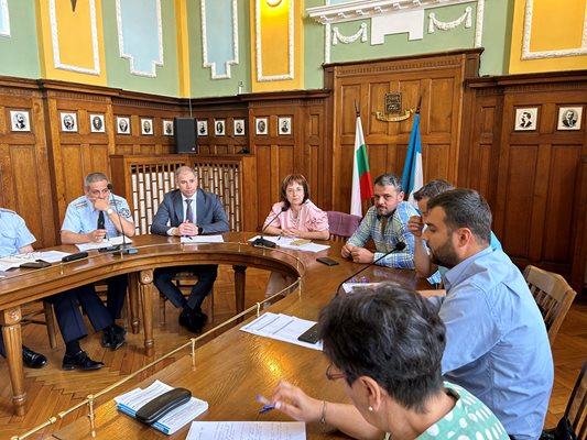 В общинската комисия по безопасност на движението участваха шефът на полицията Георги Чергов и зам.–кметът Савина Петкова.