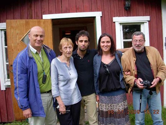 В Швеция със семейството, осиновило Георги. Той е вляво от нея, а до него са новите му родители. 
СНИМКИ: ЛИЧЕН АРХИВ