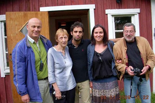 В Швеция със семейството, осиновило Георги. Той е вляво от нея, а до него са новите му родители. 
СНИМКИ: ЛИЧЕН АРХИВ