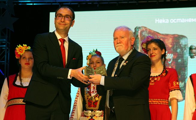 Зам.-кметът на Пловдив по културата Пламен Панов предаде щафетата на представителя на Голуей (вдясно)