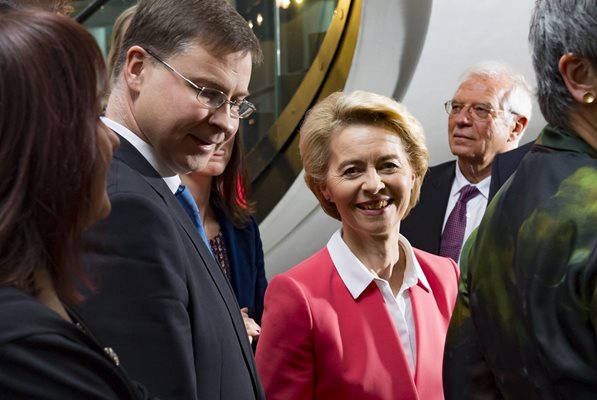 Урсула фон дер Лайен представи зеления пакт в Страсбург. Вляво от нея е заместникът и? Валдис
Домбровскис.
СНИМКИ: ЕВРОПЕЙСКИ ПАРЛАМЕНТ