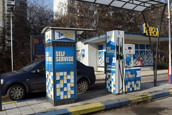 И в България вече има бензиностанции, които работят изцяло на самообслужване.