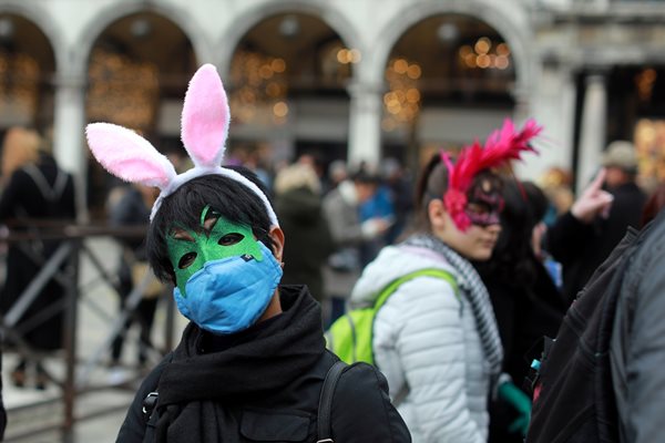 Прочутият карнавал във Венеция беше прекратен със заповед, за да се ограничи разпространението на коронавируса в Италия СНИМКИ: Ройтерс