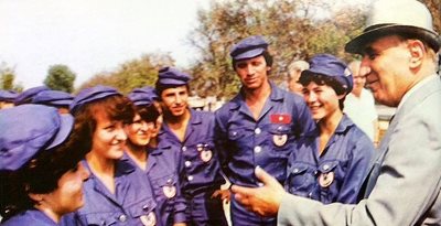Тодор Живков сред младежи бригадири през 80-те години