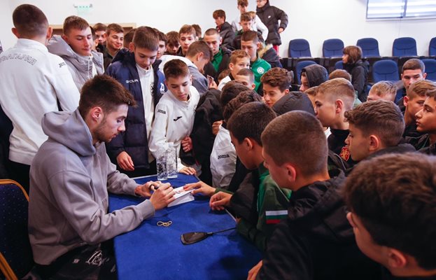 Илия Груев раздава автографи на малките мераклии за футболна слава. Снимка: БФС
