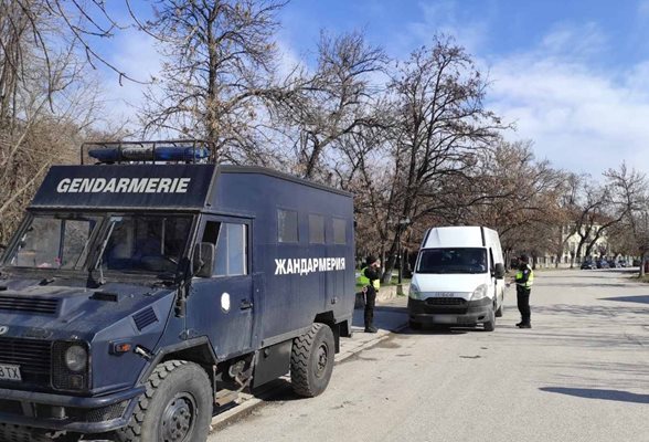 Служителите на реда успели бързо да спрат конфликта в Шекер махала.


Снимка: Архив