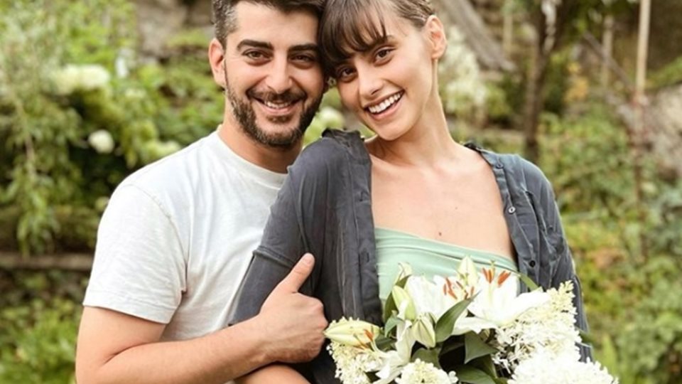 Сашо Кадиев и годеницата му вдигат малка сватба - само с най-близките