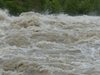 Река Тунджа заля част от спортна площадка в Елхово, нивото на водата се покачва