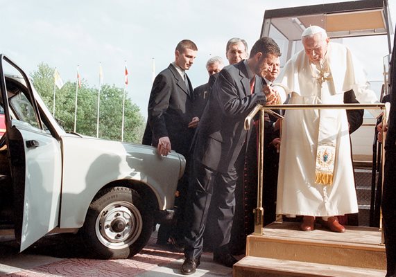 По време на историческата визита на папа Йоан Павел II в България през 2002 г., за която Паси работи от средата на 90-те години на миналия век.