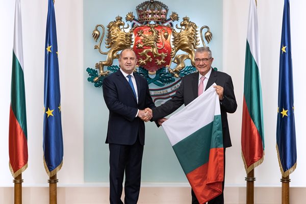 Президентът връчи националния флаг на участниците в 31-ата Българска антарктическа експедиция СНИМКИ: Пресцентър на президенството