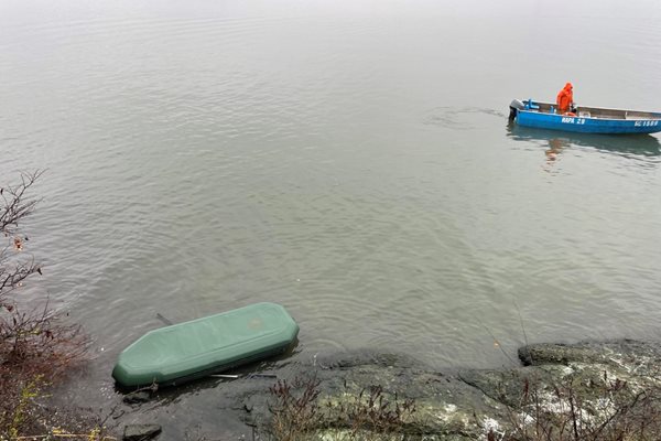 Откритата гумена лодка, с която двамата рибари са влезли в езерото, е без никакви пробойни.