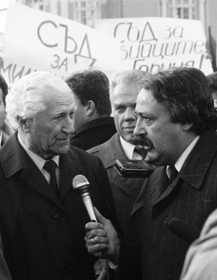 Иван Гарелов разговаря със Славчо Трънски на първия митинг пред Народното събрание след 10 ноември 1989 г.