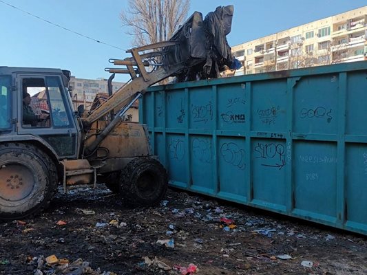 Два камиона боклуци извозиха след извънредна почистваща акция в "Столипиново"