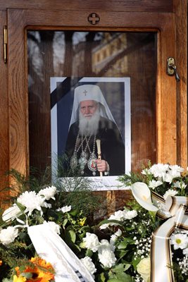 До гроба е портретът на патриарх Неофит.