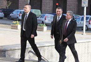 Представителите на ИТН - Станислав Балабанов, Ивайло Вълчев и Тошко Йорданов, пристигат в президентството