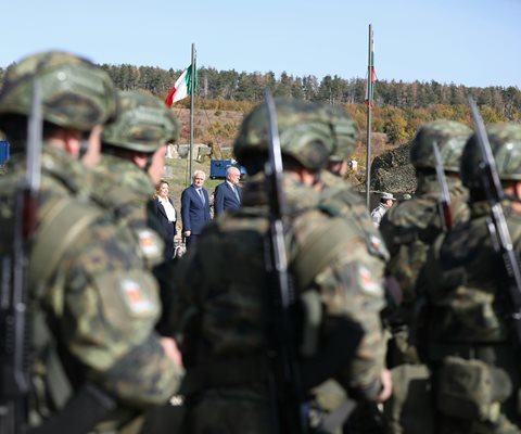 Министър Запрянов разясни, че съгласно отбранителните планове на Алианса постоянно дислоцираната бойна група на НАТО в България при необходимост може да нарасне до бригада Снимка: Пресцентър на министерството на отбраната